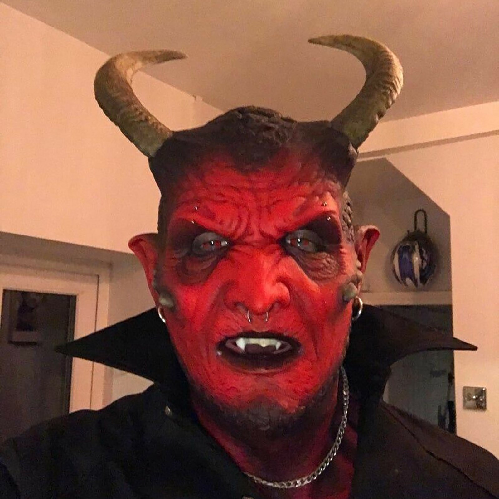 Topeng lateks Iblis kari, akse - Prank Toys ulasan dan harga
